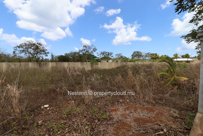 Beautiful 795 m² residential plot located in a secure gated community