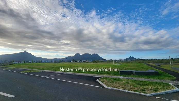 Terrain à vendre à l'Avenir, 581,12 m² clôturé avec vue sur la montagne, proche des écoles, des arrêts de bus, du gol...