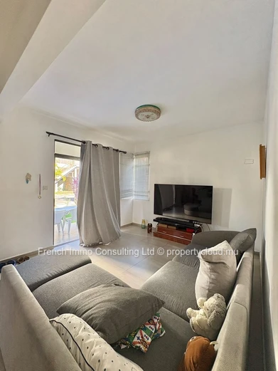 belle villa de 4 chambres, moderne , avec piscine et jardin a trou aux biches