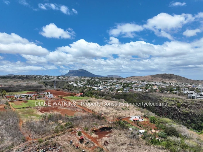 À Vendre – Terrain Commercial à Montebello