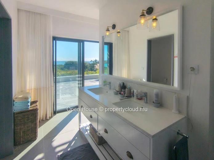 Luxurious penthouse facing the sea in the heart of a prestigious estate. 3 bedrooms, Master suite. Pool and restauran...