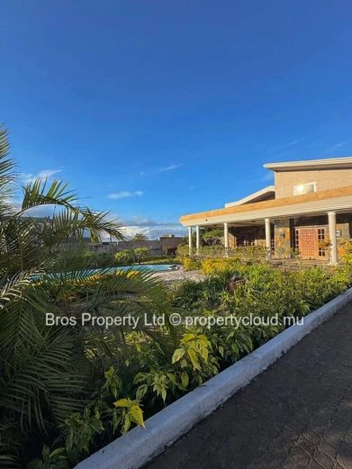 Villa 4 chambres à louer - Floreal, Curepipe | 110 000 roupies par mois | Terrain de 50 perches | 6 000 pieds carrés