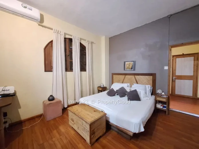 Houses / Villas - 4 bedrooms - Curepipe