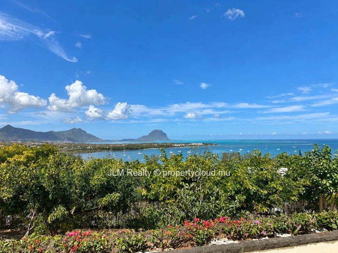 Villa d’exception à louer à Rivière Noire, Île Maurice – Vue panoramique sur Le Morne et l’océan