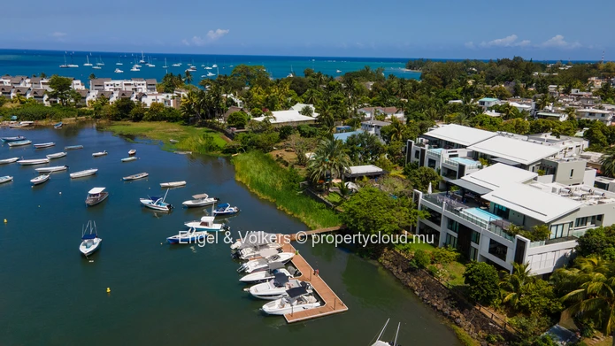 Elegant Waterfront Living with Boat & Skipper Access