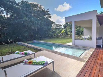 3-bedroom villa with private pool, jacuzzi, sea access, and close to golf