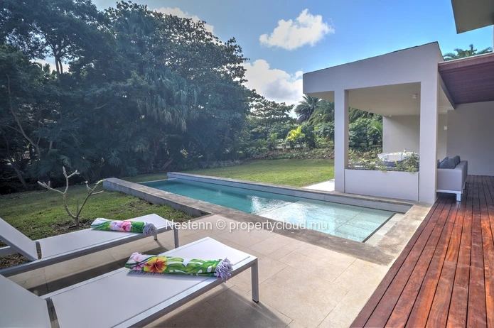 3-bedroom villa with private pool, jacuzzi, sea access, and close to golf