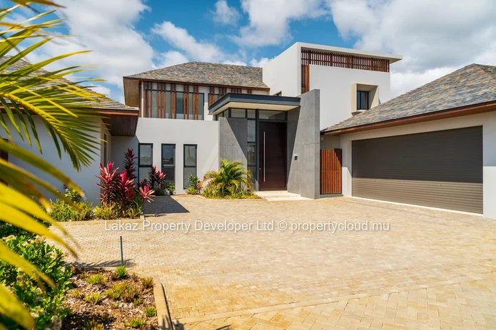 Modern 5-Bed Villa in Mont Choisy Golf
