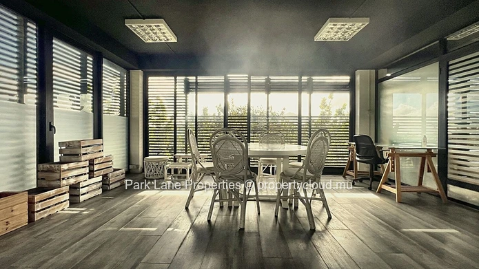Bureau de 64 m² partiellement meublé à Ébène – Alliez prestige, accessibilité et performance
