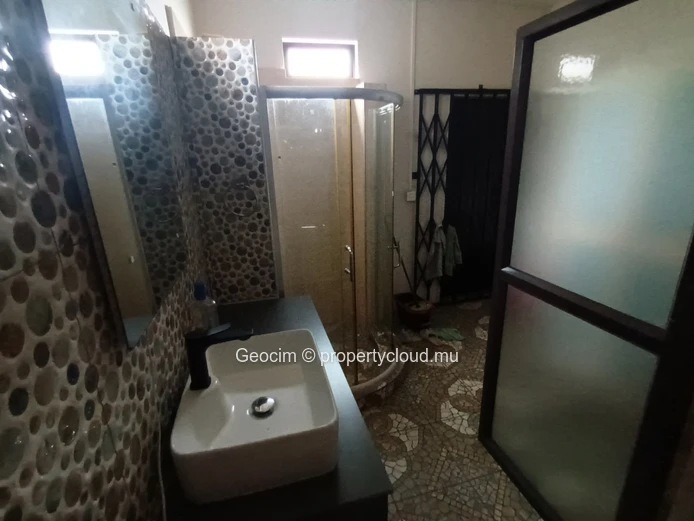 Ebène maison meublée de 4 càc 3 sdb bureau sur 134 toises terrain clos. Disponible. (Mandat exclusif)