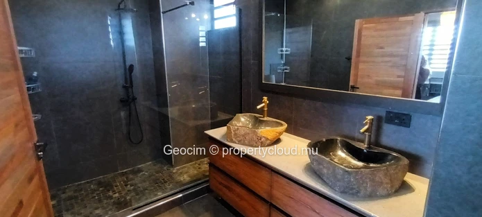 Flic en Flac Dans Morcellement fermé, Maison neuve meublée de 3 càc 3 sdb + studio independant sur 132 toises terrain... (Mandat exclusif)