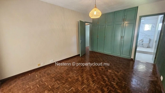 Un appartement lumineux et rénové au cœur d'une résidence intimiste.
