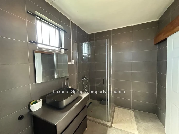 Villa contemporaine de standing avec piscine privée et chambre master
