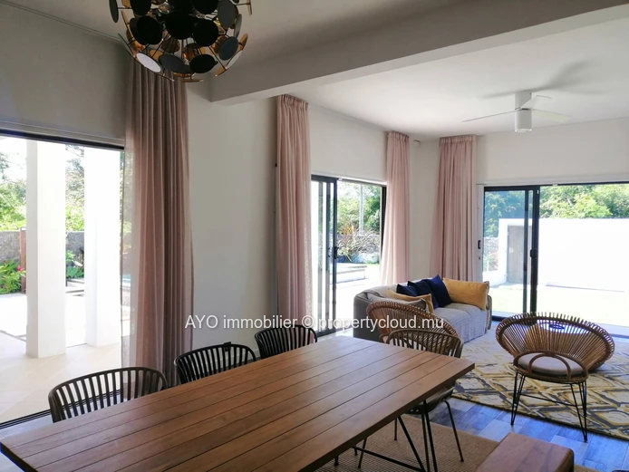 Nouvelle villa moderne avec belle piscine
