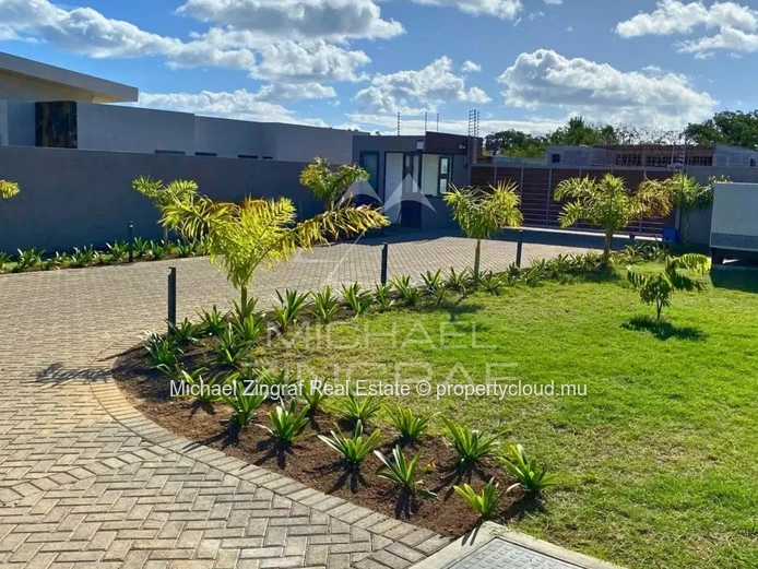 3-Bedroom Villa with Private Pool in Secure Estate – Pereybere
