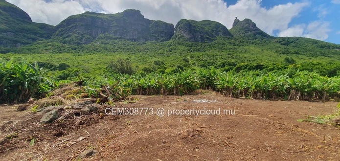 26.29 perches Freehold Residential Land for Sale at La Laura Peter Both