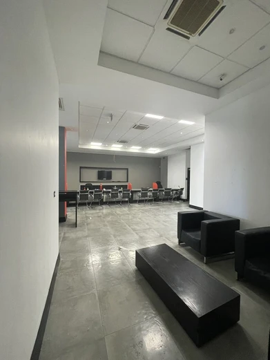 Espace commercial de 3 000 pieds carrés au rez-de-chaussée avec stationnement – Quatre Bornes