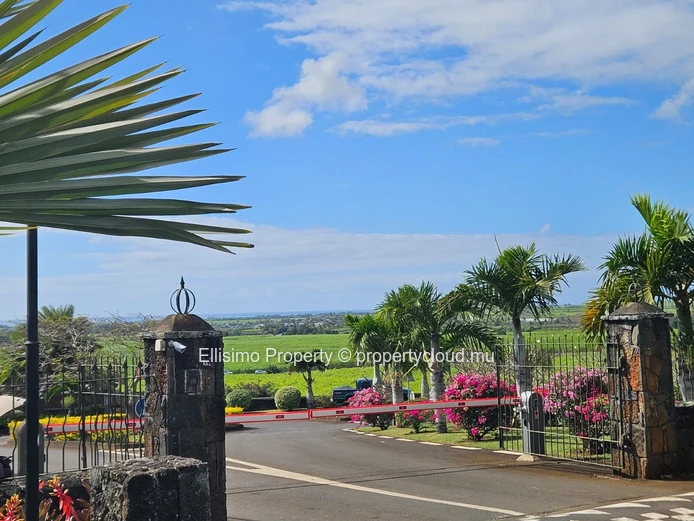 FOR RENT – Stunning 3-Bedroom Apartment with En-Suite Bathrooms in Belle Vue (next to Hillside)