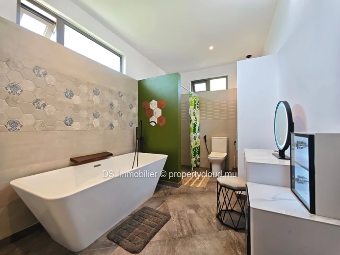 Villa À Vendre – Moderne Avec Piscine – Confort À Grand Baie- Nord