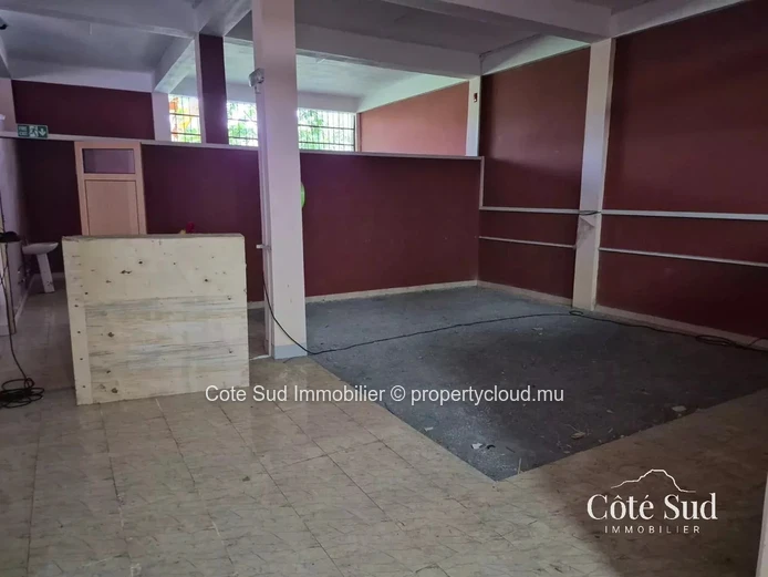 Spacious Retail Space with Internet in Trois Boutiques