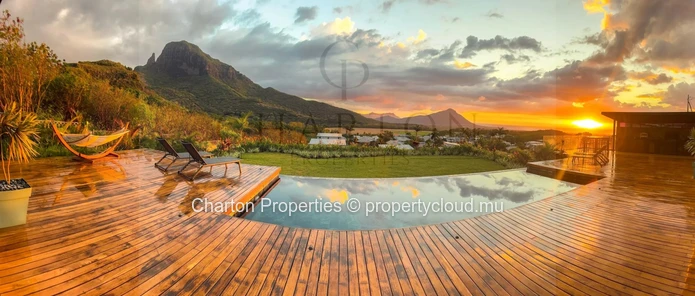 Contemporary 4-bedroom en suite villa with exceptional panoramic view of the sea and mountains