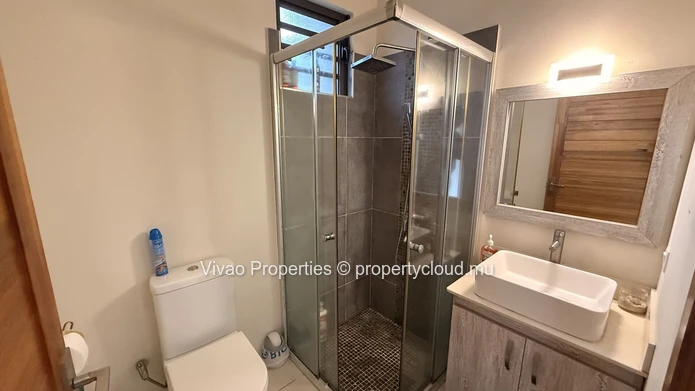 Appartement de 3 chambres en R+2 à vendre à Flic en Flac avec piscine0 Rs