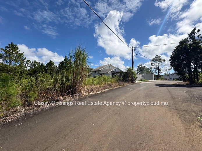 529 m² Hermitage Plot — Paved Road, Near Schools & Shops