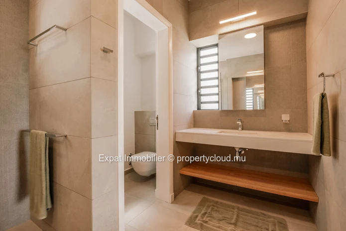 Prestigious 4-Bedroom Apartment With Panoramic Mountain Views – Bellevue Living