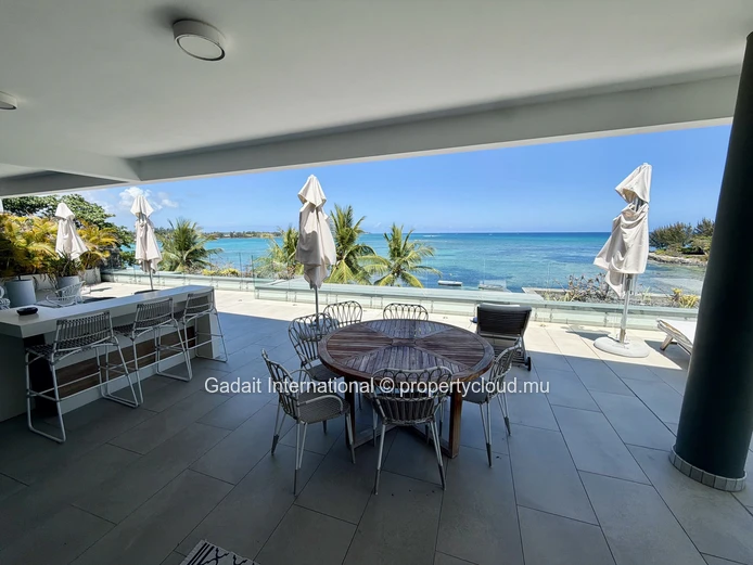 Luxury Beachfront Penthouse in Pereybere – Panoramic Ocean Views of Coin de Mire