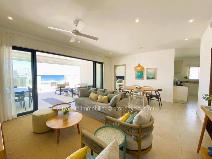 "Penthouse R+2 à vendre à Poste Lafayette, 226m², 3 chambres, piscine commune, Prix Rs 35M. À voir rapidement!"