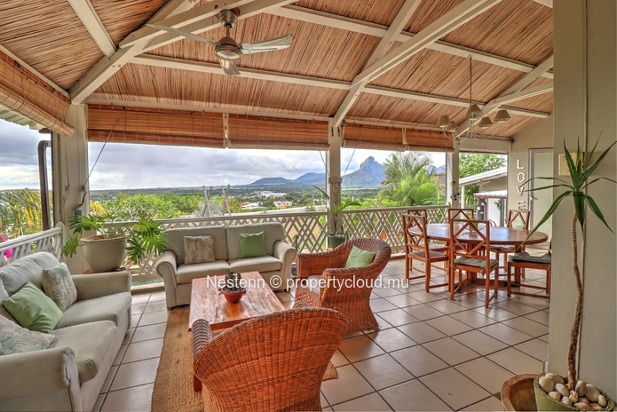 Villa cosy et familiale de 5 chambres avec vue incroyable sur la mer et les montagnes.