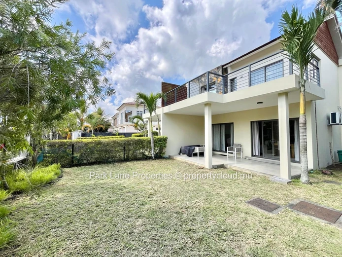 Duplex de type townhouse avec trois chambres, jardin et terrasse à Trianon