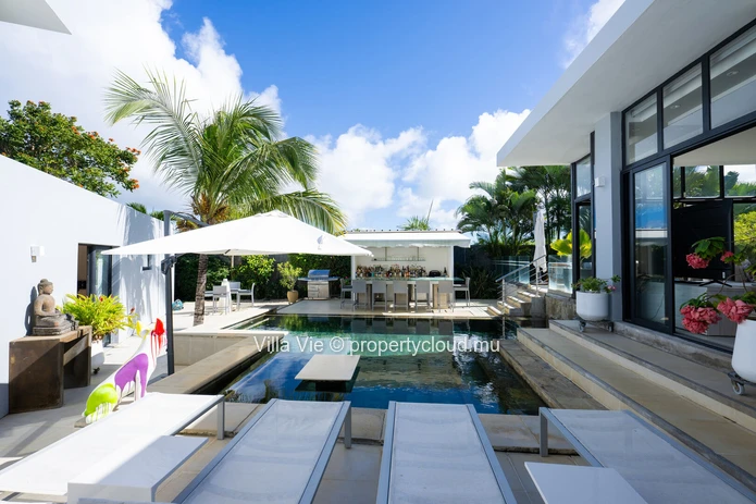 Calodyne - Elegant 4 en-suite bedroom home with swimming pool and garden