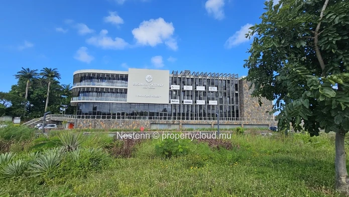 Bureau pratique au calme et entouré de verdure, à proximité de l'aéroport