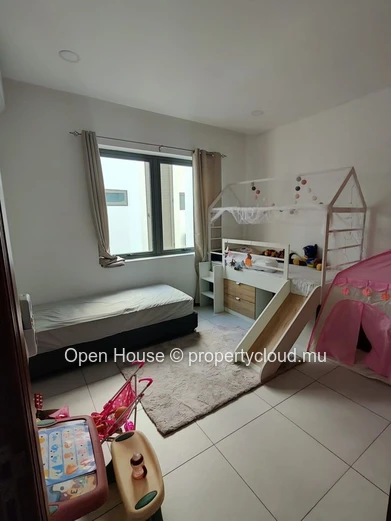 Appartement R+2 à vendre à Grand Baie, 220m², 3 chambres, piscine commune, magnifique vue mer, à proximité des commer...