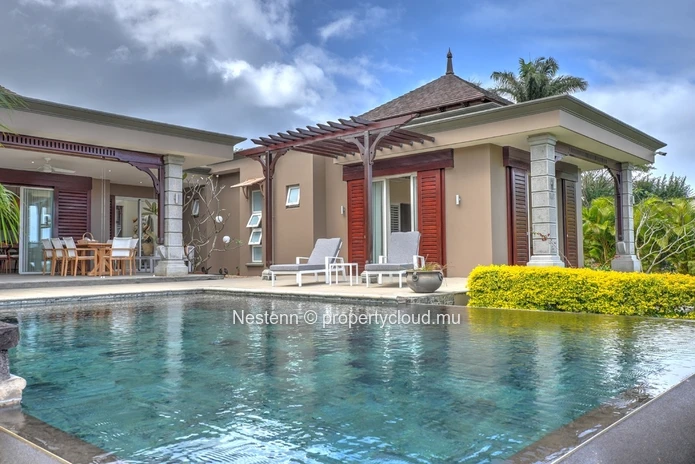 Une villa unique, où modernité et charme tropical se rencontrent.