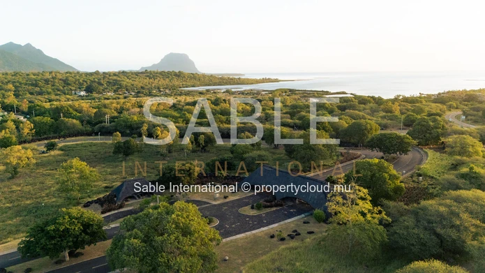 Terrain résidentiel de 2 110 m² à vendre à Rivière Noire
