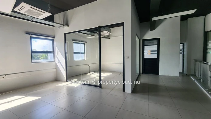 Bureau moderne de 292 m² à Phoenix, avec 6 places de parking, ascenseur privé, groupe électrogène, parking sécurisé e...