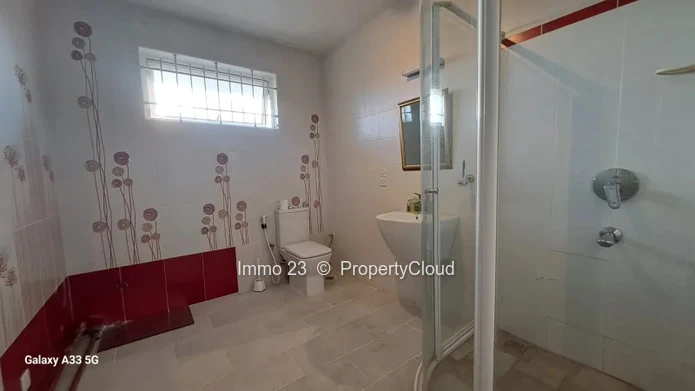 House / Villa - 5 bedrooms - Eb00e8ne - Ref. MA99468VE