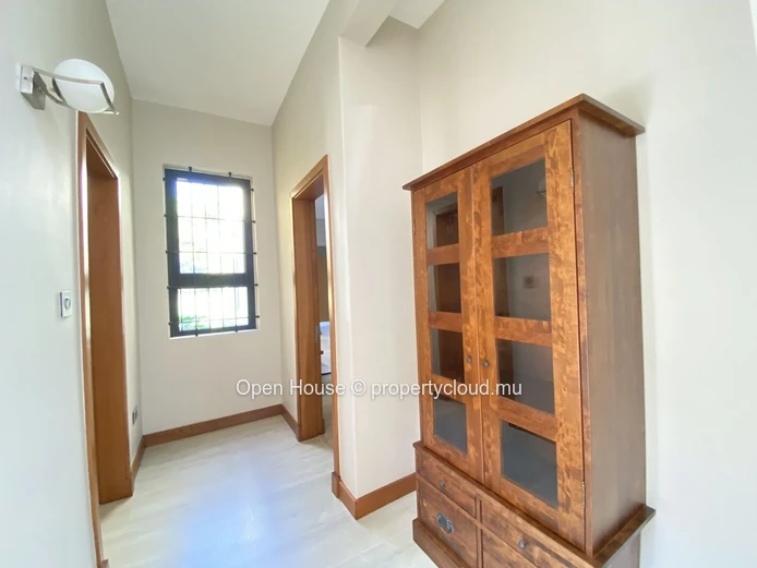 LOCATION - Somptueuse villa meublée avec piscine et vaste jardin arboré au cœur de la forêt de Daruty - 4 CHAMBRES