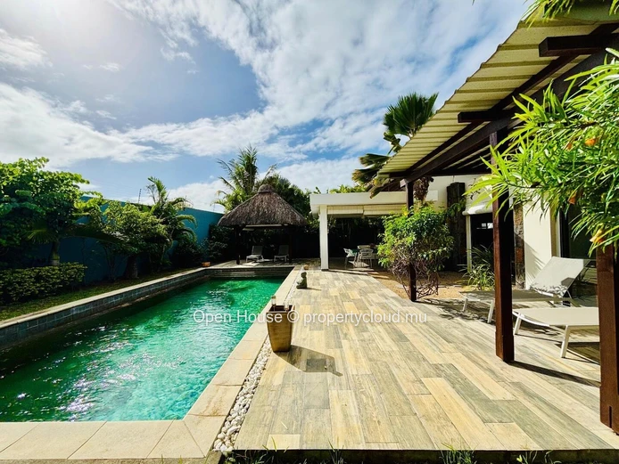 VILLA RES à vendre à Grand Baie# Domaine prisé # 3 chambres dont 2 en suite, piscine privée. Accessible aux étrangers.