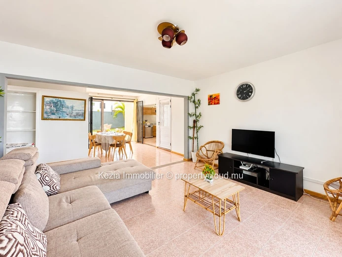 Apartment With Pool And Garden