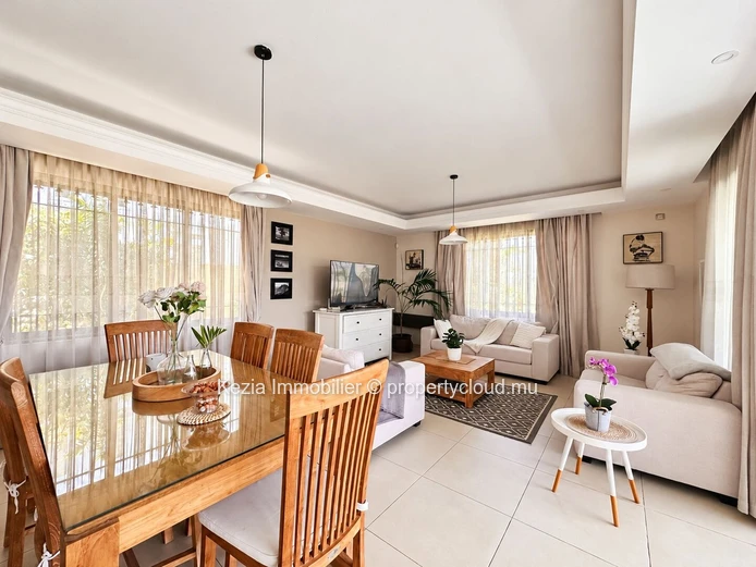 A Warm Villa Opening Onto A Beautiful Garden
