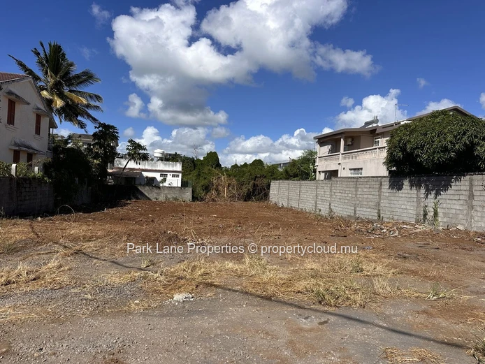 Terrain résidentiel en toute propriété à vendre à Pereybère,  à seulement 5 minutes de la plage
