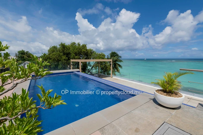 Penthouse à vendre à Péreybère, Grand Baie, 94m², 2 chambres, piscine commune, vue mer, meublé, climatisé. Rs 42M.