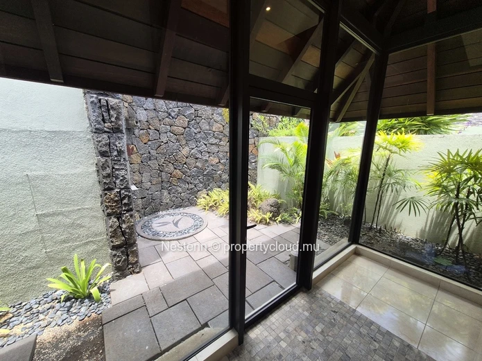 Luxueuse villa moderne avec piscine privée et accès au front de mer
