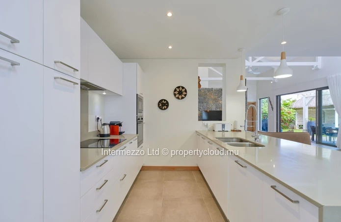 Villa 4 chambres en suite avec studio indépendant à vendre – Domaine de Mahé, Grand Baie – Jardin tropical & sécurité €