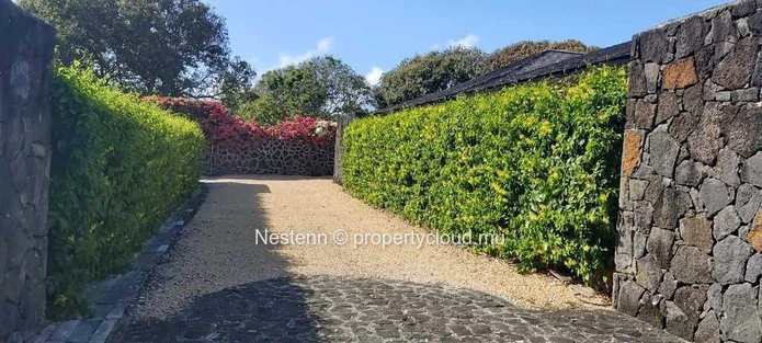 Bright 3-bed Balinese villa at Pointe d'Esny
