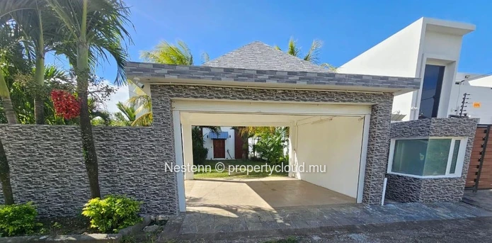 Superbe villa en duplex avec piscine et grand jardin arboré