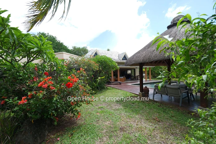 Villa à vendre à Rivière Noire, 320m² habitables, terrain de 1.470m², 5 chambres, bureau, piscine privée. Prix : 900 ...